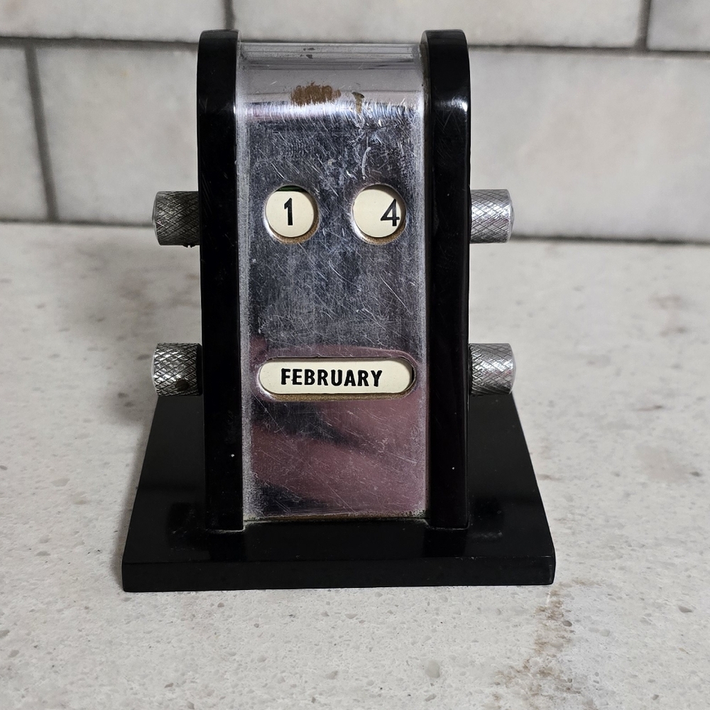 Vintage Bakalite Chome Desktop Perpetual Calander
